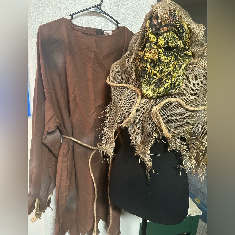 Spirit Halloween,Scary Scarecrow costume PLUS Makeup Kit w/Black/Brn Face Paint